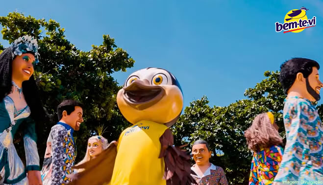 Bem-te-vi lava roupas dos Bonecos Gigantes de Olinda no Carnaval
